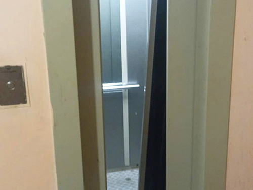 Вандалы сломали двери лифта во 2-м подъезде Ленина 45.