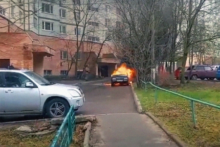 2021.04.21 - Пожар в автомобиле «Фольксваген пассат» на Ленина 45 в Красногорске