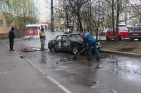 2021.04.21 - Пожар в автомобиле «Фольксваген пассат» на Ленина 45 в Красногорске